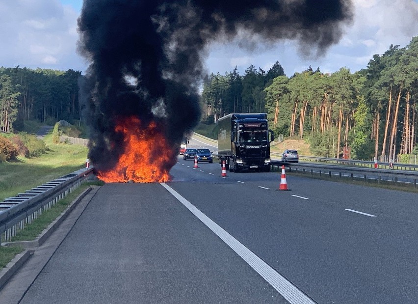 Na zdjęciach widać, jak kierowca cysterny pomaga w gaszeniu...