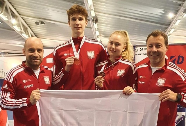 Karolina Żurawska w towarzystwie trenerów kadry i Mateusza Kwiatkowskiego, który także stanął w Londynie na podium