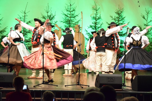 Tydzień Kultury Beskidzkiej 2018: W niedzielę wieczorem na pięciu estradach w Szczyrku, Wiśle, Żywcu, Makowie Podhalańskim i Oświęcimiu zakończył się Tydzień Kultury Beskidzkiej, największa i najstarsza impreza folklorystyczna na świecie. Trwała od minionej poprzedniej soboty. Wzięło w niej udział ponad 60 zespołów z Polski i 13 zagranicznych. ZOBACZCIE ZDJĘCIA