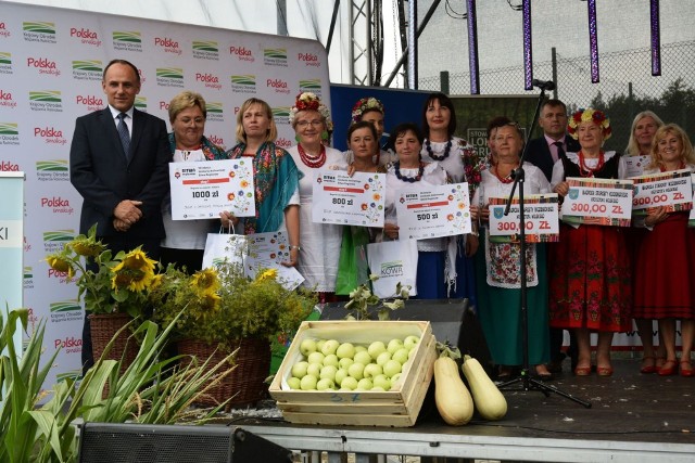 Laureatki Bitwy Regionów z powiatu kozienickiego ze starostą Krzysztofem Wolskim.