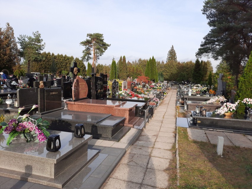 Wszystkich Świętych 2022 w Radomiu. Mieszkańcy naszego miasta porządkowali groby bliskich na cmentarzu na Firleju. Zobacz zdjęcia