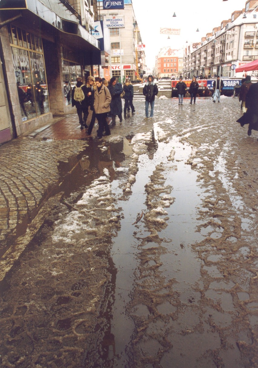 Ulica Świdnicka i rok 1999. Jak widać wtedy również były...