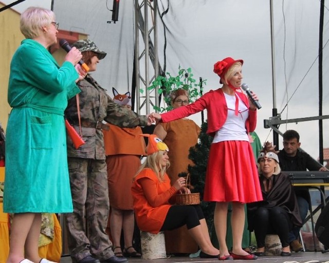 Koło Gospodyń Wiejskich z Leszczyn co roku wystawia spektakl oparty na motywach bajek. Tym był to &#8222;Czerwony Kapturek&#8221;.