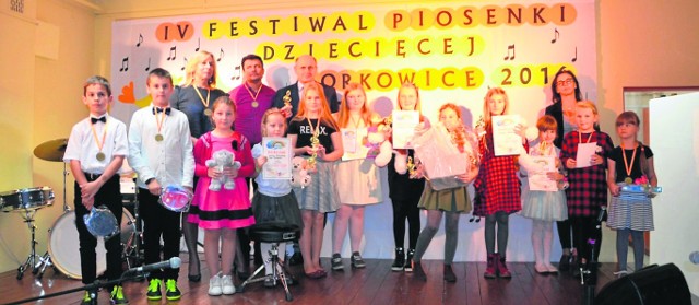 Laureaci i przedstawiciele organizatorów, wraz z wójtem Robertem Fidosem, na IV Festiwalu Piosenki Dziecięcej w Borkowicach.