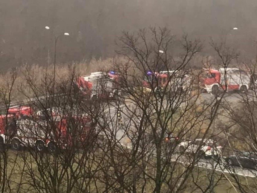 Ładunek spadł z ciężarówki w Katowicach. Ruch samochodów...