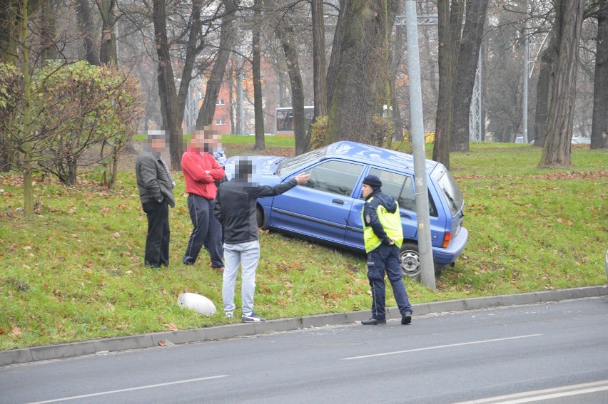 Kolizja trzech aut przy zjeździe z ronda [ZDJĘCIA]