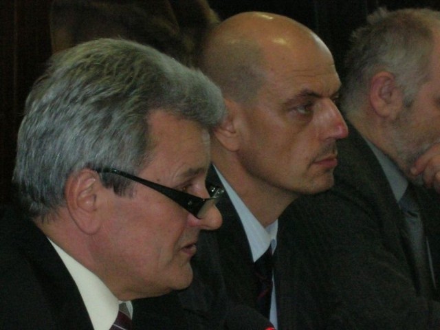 Starosta radomski Tadeusz Osiński (z lewej) czeka na prawomocny wyrok sądowy w sprawie wicestarosty Krzysztofa Góraka (z prawej).