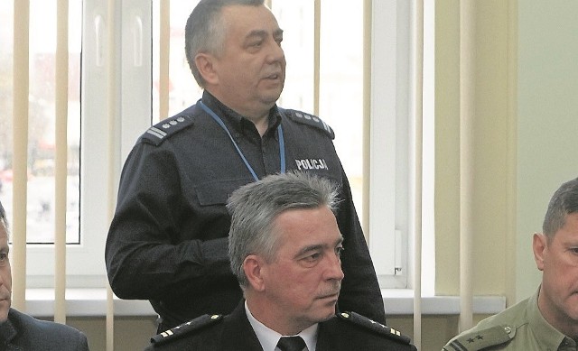 Stoi komendant powiatowy policji insp. Waldemar Trzciński, a na pierwszym planie szef Straży Miejskiej Mirosław Kędziorski.