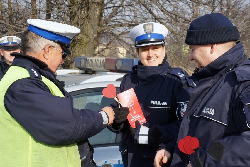 Policja w Żorach rozdawała walentynkowe serduszka