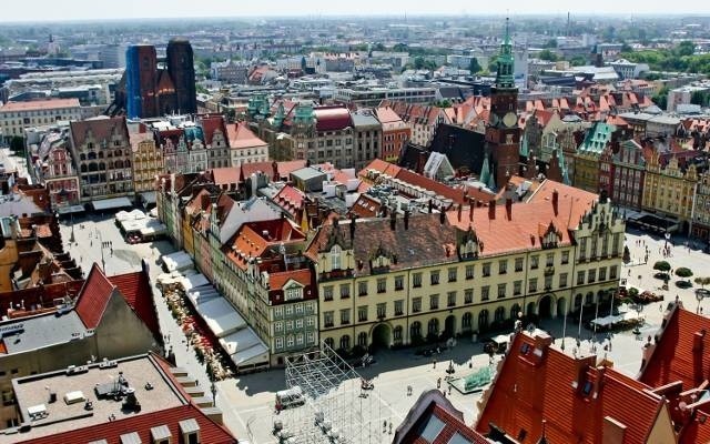 Widok na Ratusz i Rynek we Wrocławiu.