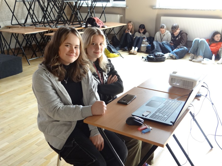 Uczniowie XI Liceum Ogólnokształcącego w Białymstoku uczą swoich kolegów zasad pierwszej pomocy                           