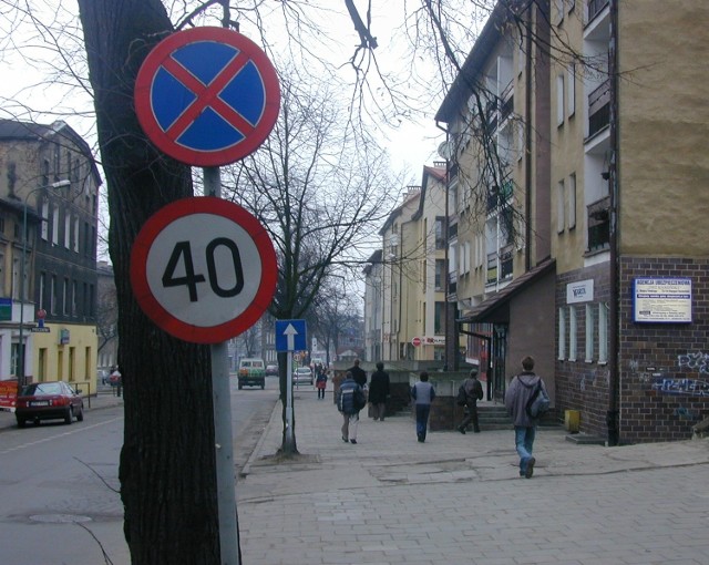 Na ulicy Wojska Polskiego, przy kinie, obowiązuje zakaz zatrzymywania się. Pracownicy firmy obsługującej Strefę Płatnego Parkowania nie mogą wystawić wezwania do zapłaty za postój kierowcy, który złamie zakaz i postawi na chodniku samochód.