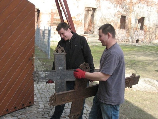 Maciek Antoszewski i Radek Mazur odwieźli wypożyczone krzyże i płyty