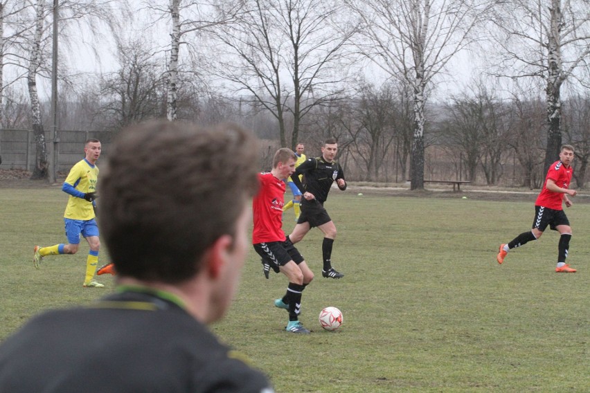 Trzecia liga. Ciekawy mecz w Daleszycach. Spartakus przegrał z Hutnikiem Kraków 0:1 [DUŻO ZDJĘĆ, WIDEO]