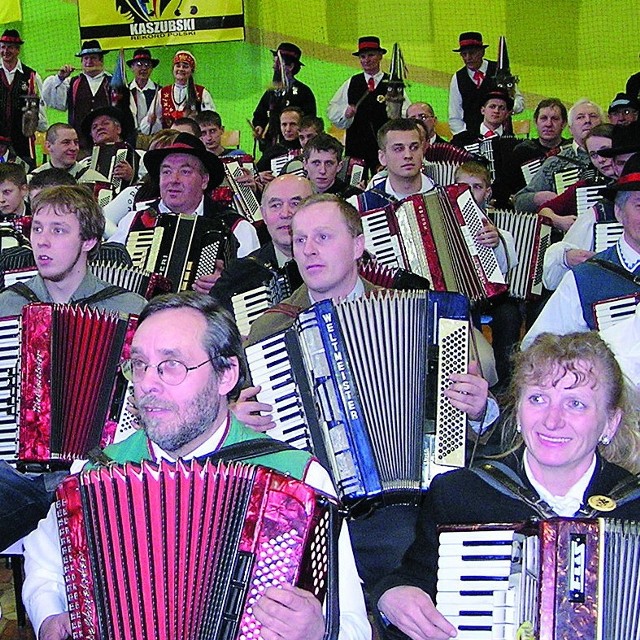 W ubiegłym roku w Tuchomiu 114 akordeonistów zagrało jednocześnie utwór &#8222;Kaszubskie jeziora, kaszubski las&#8221;. W tym roku rekord ma być pobity.