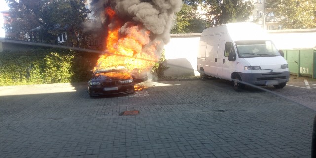 Strażacy z Komendy Miejskiej PSP w Toruniu otrzymali zgłoszenie o pożarze samochodu w piątek (23 września) o godz. 10.08. Doszło do niego na parkingu Galerii AMC w Toruniu. Na miejsce udały się dwa zastępy strażaków. W wyniku pożaru spłonęła komora silnika. Na szczęście nikt nie ucierpiał gdyż nikogo nie było wewnątrz auta ani w pobliżu. Akcja gaśnicza trwała około pół godziny.