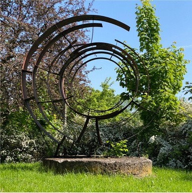 Spirala kosmiczna. Kompozycja wykonana jest z metalu. Paski blachy połączone poprzeczkami zapętlają się w fantazyjną spiralę. Rzeźba symbolizuje popularny w latach 70. XX w. temat podboju kosmosu