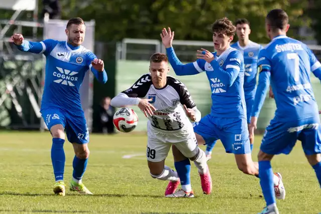 W rozegranym w Niepołomicach meczu 2. ligi Sandecja Nowy Sącz przegrała z Hutnikiem Kraków 0:1