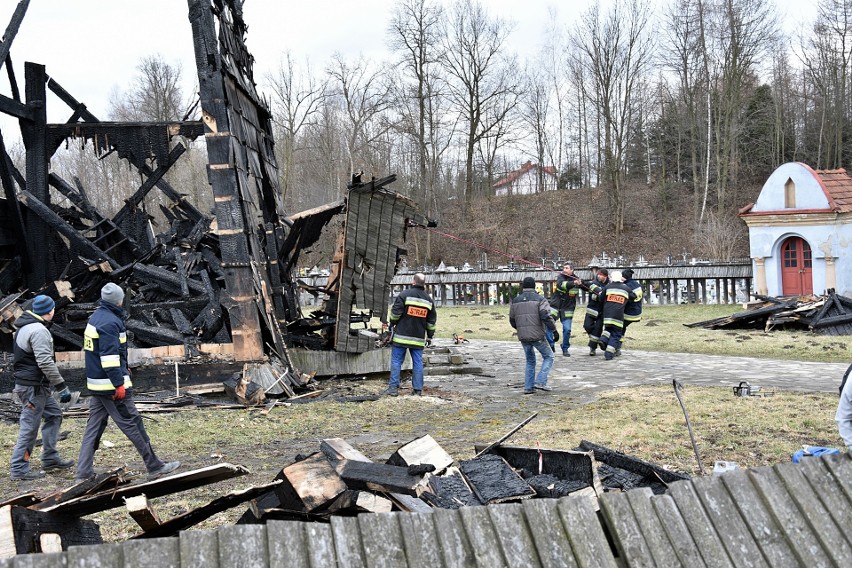 Gorlice. Strażacy z OSP w Libuszy rozebrali resztki spalonego trzy lata temu zabytkowego kościoła [ZDJĘCIA]