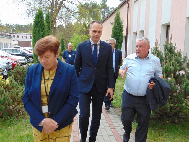 Wiceminister infrastruktury Rafał Weber odwiedził Szpital Powiatowy w Nowej Dębie na zaproszenie dyrektor Wiesławy Barzyckiej i starosty tarnobrzeskiego Jerzego Sudoła.