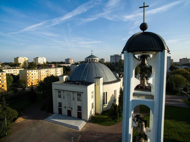 Wszyscy księża oraz osoby świeckie pracujące w parafii Chrystusa Króla w Toruniu objęci zostali kwarantanną. Do odwołania w kościele przy ul. Bażyńskich nie będzie odprawiana msza święta. Zawieszono także działanie kancelarii.