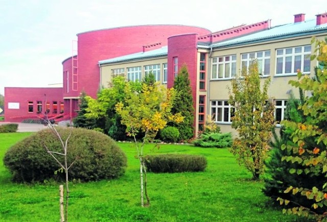 Od września z tego budynku zniknie publiczne liceum w Choroszczy.