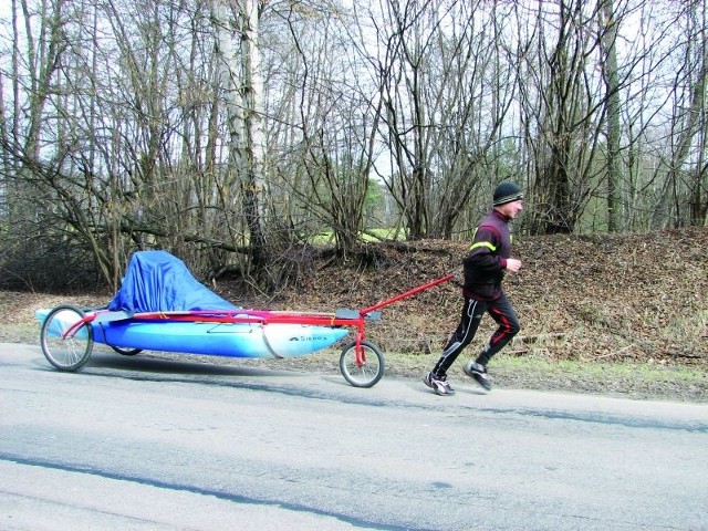 Piotr Kuryło w okolicach Augustowa trenuje przed wyprawą wokół ziemskiego globu. Przy okazji testuje swój rower, który posłuży mu jako amfibia i dach nad głową. W trakcie maratonu biegacz będzie skazany wyłącznie na siebie.