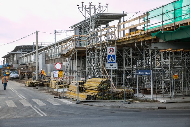 Przebudowa wiaduktów, budowa mostów i układanie dodatkowych torów dla Szybkiej Kolei Aglomeracyjnej w Krakowie zakończyć ma się w 2020 roku.