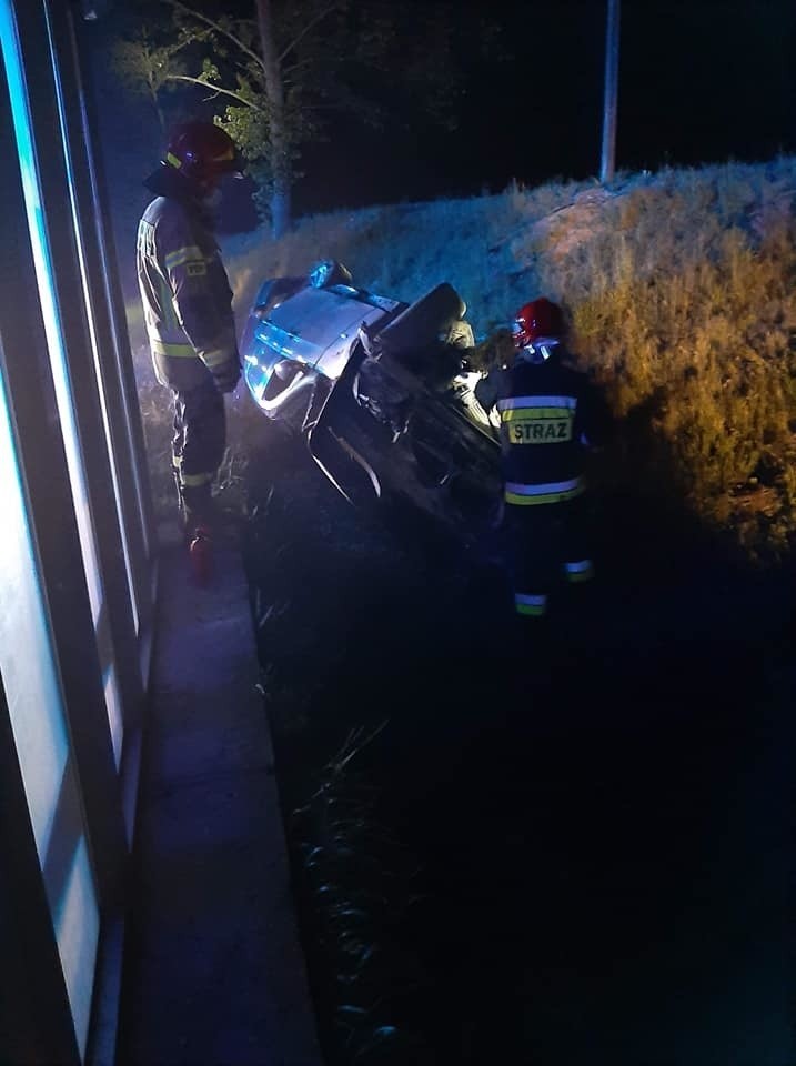 Wypadek w Orłowie. Nocą na drodze krajowej samochód wpadł do rowu, jedna osoba ranna