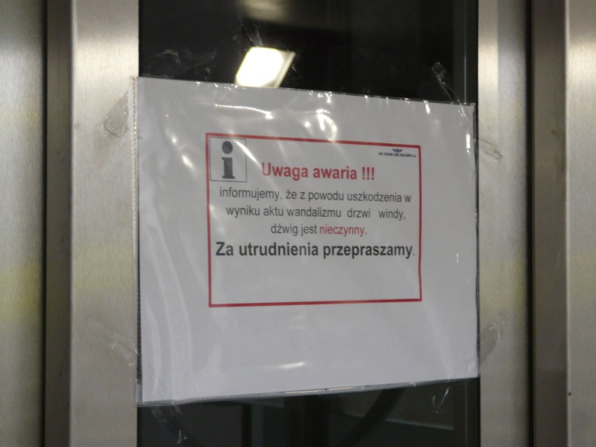 Wandale zniszczyli windę na wyremontowanym dworcu PKP w Pabianicach ZDJĘCIA