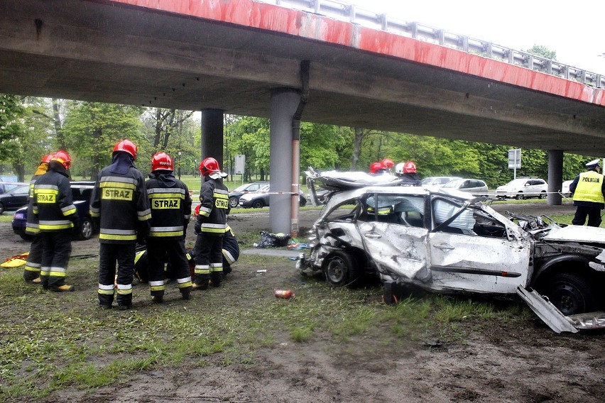 Samochód spadł z wiaduktu na al. Włókniarzy w Łodzi