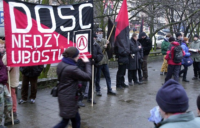 Anarchiści nie uznają władzy. Uważają, że ludzie mogą rządzić się sami. Twierdzą, że chcieli pokazać, że społeczeństwo nie śpi i chce coś zrobić.