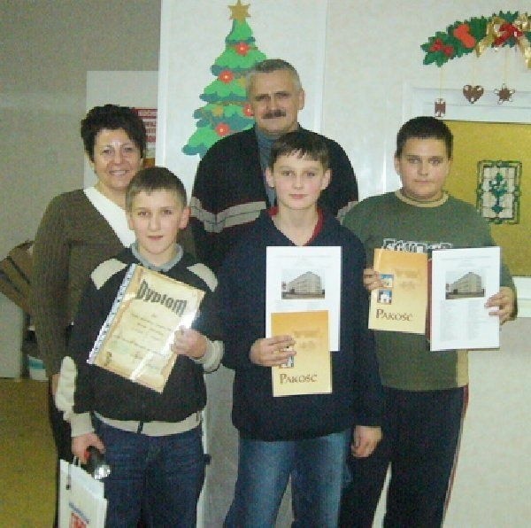 Na zdjęciu zwycięzcy Przemek Nawrocki,  Darek Karasiewicz i Grzegorz Walczak z  Pakości oraz dyrektorzy Mirosław Gozdera oraz  Małgorzata Dzióbkowska