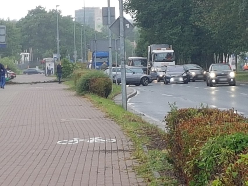 Wypadek na ul. Mieszka I w Szczecinie. BMW na latarni 