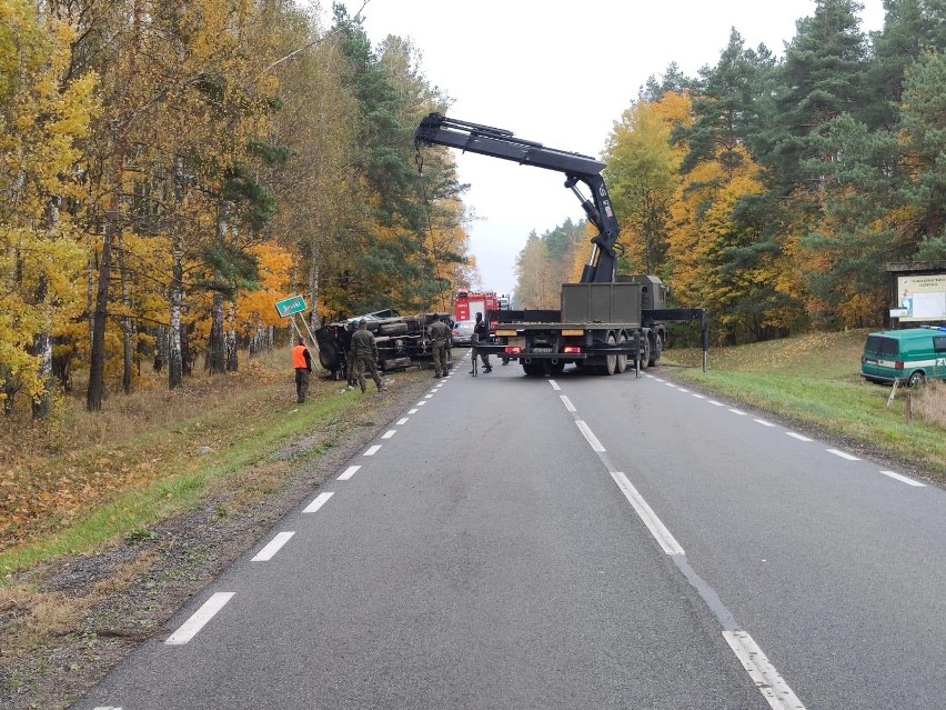 Sumki. Wypadek na DK 63 Orzysz - Pisz.  Wojskowy Honker przewrócił się na poboczu podczas wymijania rowerzysty (zdjęcia)