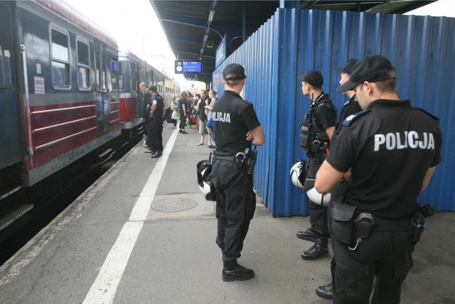 Policjanci na dworcu w Katowicach pilnują pociągu przed odjazdem do Kostrzyna.