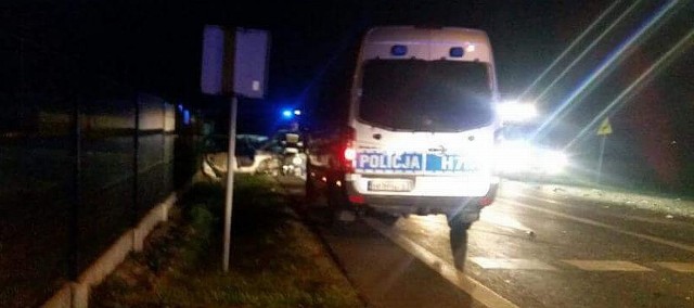 W sobotnim wypadku na drodze krajowej numer 50 w Przęsławicach w gminie Pniewy zginęły trzy osoby.
