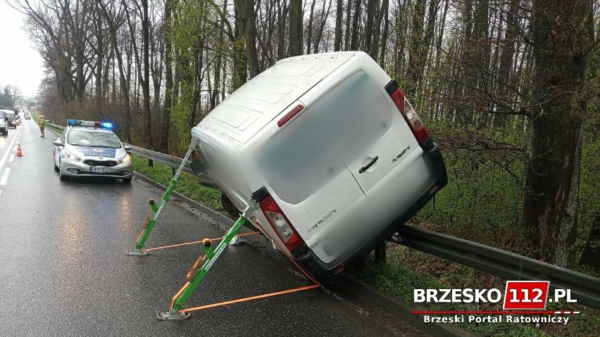 Dwa samochody wypadły z zakrętu na ulicy Leśnej w Brzesku,...