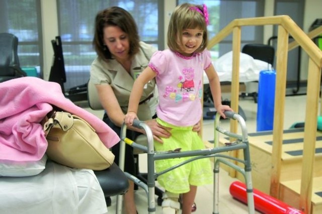 W kwietniu 2011 Małgosia przeszła pierwszą, najważniejszą operację nóżki. Na zdjęciu - pierwsze kroki dziewczynki po zabiegu.