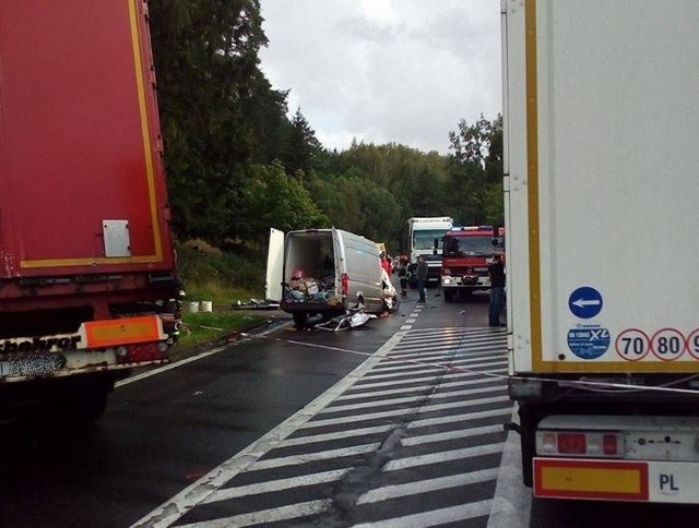 Ze wstępnych ustaleń policjantów wynika, że to kierowca ciężarówki zjechał nagle na przeciwległy pas ruchu i zderzył się z busem.