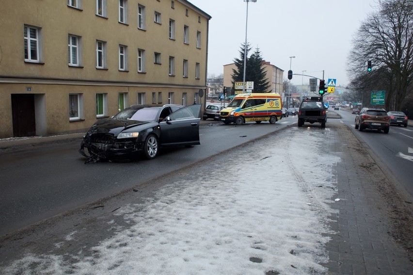 Wypadek na ul. Gdańskiej w Słupsku. Jedna osoba w szpitalu [zdjęcia, wideo] 