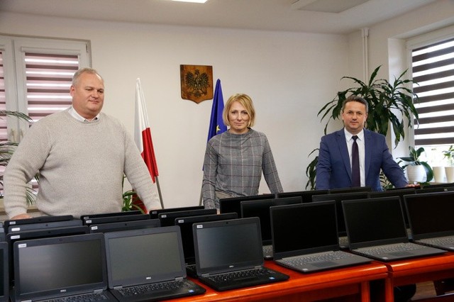 Gmina Staszów kupiła 41 laptopów. Od lewej: Ireneusz Kwiecjasz - przewodniczący rady miejskiej, Ewa Kondek - zastępca burmistrza Staszowa, Leszek Kopeć - burmistrz Staszowa