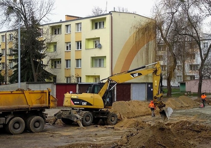 Budują ulice na radomskim osiedlu XV-lecia. Będzie więcej miejsc parkingowych, chodniki i nowy asfalt. Zobacz, jaki jest postęp prac