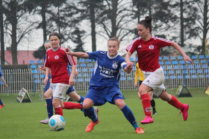 Piłkarki TKKF-u Stilonu Gorzów, po pokonaniu 1:0 Polonii...