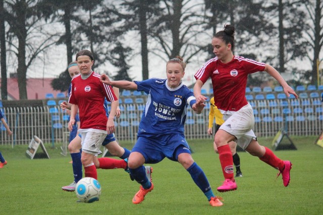 Piłkarki TKKF-u Stilonu Gorzów, po pokonaniu 1:0 Polonii Poznań w sobotę 16 kwietnia, uczynił spory krok ku utrzymaniu w pierwszej lidze.Zwycięstwo gorzowiankom dała Kamila Szafrańska (na niebiesko). Wygrana ta pozwoliła oddalić się podopiecznym Romana Mielcarka od strefy spadkowej.TKKF Stilon Gorzów - Polonia Poznań 1:0 (1:0).Bramka: Szafrańska (47).TKKF Stilon: Rozmiarek - Karaczyn, Janiszewska, Czyżewska, Czarnik - Bułakowska, Radkiewicz, Gawryluk (od 70 min Górka), Pietroczuk, Szafrańska - P. Kłosińska (od 86 min Kisiel).