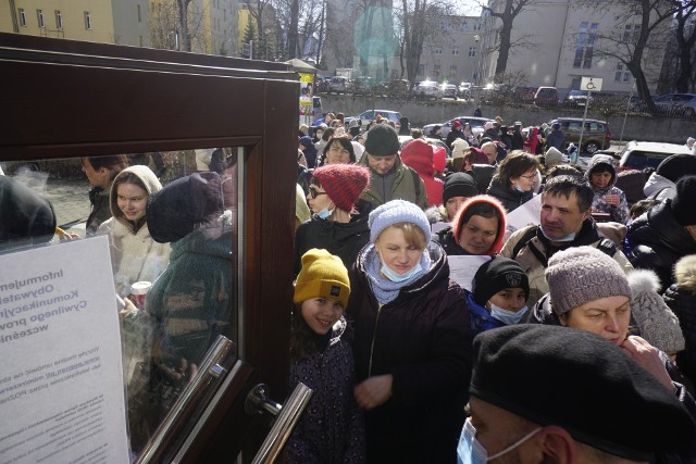 Piątkowa kolejka przed urzędem miasta przy ul. Libelta. To głównie Ukraińcy czekają, aby uzyskać numer PESEL.Zobacz więcej zdjęć --->>>