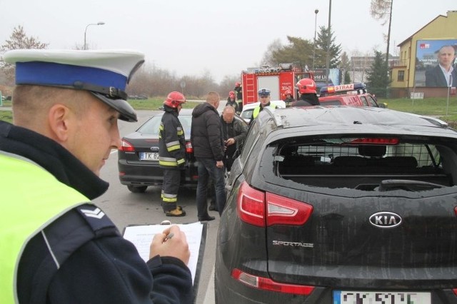 Pasażerka rozbitego kia bardzo szybko trafiła do szpitala, a auto równie prędko ustawiono na koła, bo służby ratownicze przypadkowo znalazły się na miejscu chwilę po wypadku.