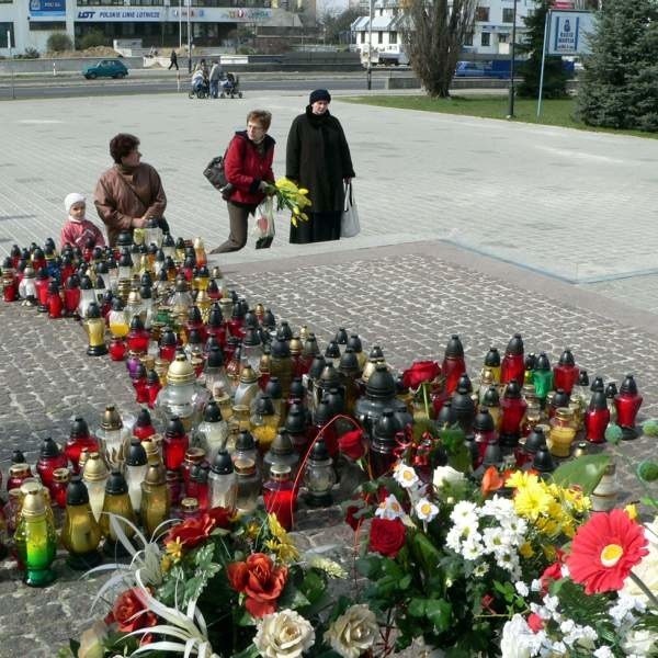 Przez cały dzień mieszkańcy Stalowej Woli składali kwiaty i palili znicze przy pomniku Papieża przed bazyliką.