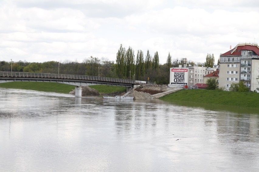Od soboty zalany jest teren budowy nowego mostu na ul....