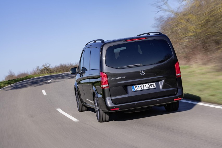 Zmodernizowanego Mercedesa Vito można rozpoznać po...